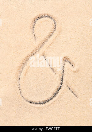Ampersand simbolo disegnato sulla sabbia. Estate spiaggia sfondo Foto Stock
