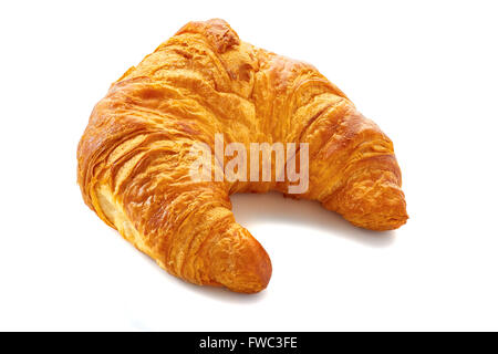 Croissant fresco su sfondo bianco Foto Stock