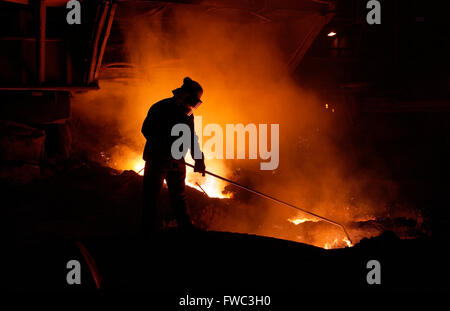 Membro del team prendendo campioni di ferro utilizzando una lancia in altoforno n. 5 a Port Talbot acciaierie South Wales UK Foto Stock