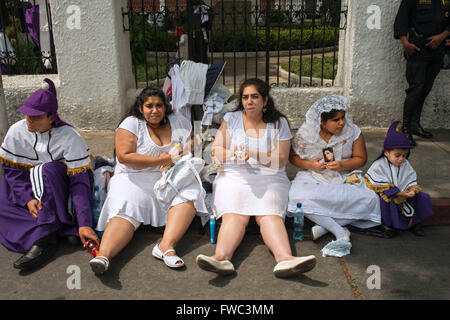 Le processioni della Settimana Santa a Città del Guatemala. Il Giovedì Santo. Rilassante dopo la processione. La Settimana Santa in Guatemala è celebrata con str Foto Stock