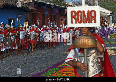 Uomini vestiti come legionari romani conducono il Gesù Nazareno del Milagro processione durante la pasqua settimana santa in Antigua Guatemala. J Foto Stock