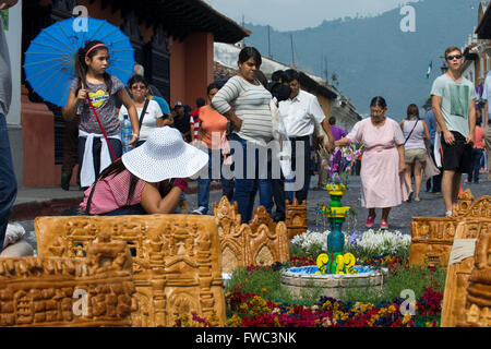 Settimana Santa (Semana Santa) tappeti di segatura colorata (alfombras) essendo preparato su Antigua street. Dopo aver trascorso la notte vagare Foto Stock