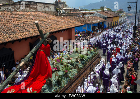Pasqua Settimana Santa processione in Antigua, Guatemala. Gesù Nazareno de la Penitencia processione in Antigua, Guatemala. La Settimana Santa, Foto Stock
