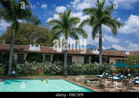 GUATEMALA i turisti occidentali presso la piscina di un hotel di lusso nella città coloniale di Antigua. Casa Santo Domingo Hotel. Foto Stock