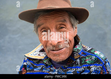 Ritratto di un uomo in abito tradizionale rimangono in una delle strade di Chichicastenango, Guatemala. Foto Stock