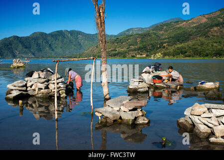 Donna lavare gli indumenti in Largo Atitlan, Santiago de Atitlan Guatemala Foto Stock