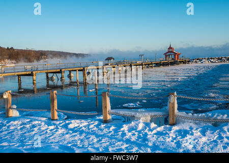 Pubblica sul dock dal Lago Seneca a Watkins Glen, Schuyler Co., NY Foto Stock