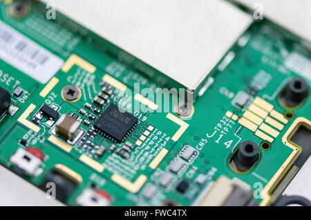Micro componenti sulla scheda a circuito stampato di un elevato volume di consumo del dispositivo elettronico. Foto Stock