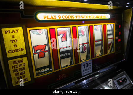 Ruote su una slot machine Foto Stock
