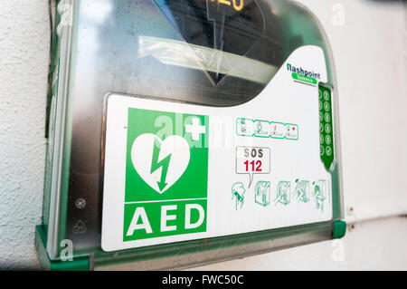 Il defibrillatore semiautomatico esterno (AED) all'interno di una custodia con un codice di blocco per impedire la rimozione non autorizzata. Foto Stock
