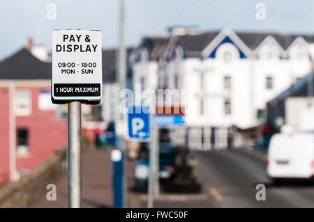 Segno per su-street pay e visualizzare il parcheggio auto, 9am alle 6pm, 1 ora al massimo. Foto Stock