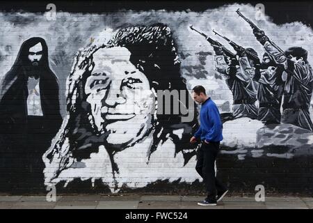 Su una parete in Twinbrook parte occidentale di Belfast, un bianco e nero murale di Bobby Sands e sciopero della fame è visto chiaramente senza alcuna menzione o graffitti per la morte dell ex primo ministro britannico Margaret Thatcher. Sands un volontario del provvisorio Esercito repubblicano irlandese e membro del parlamento britannico che morì in sciopero della fame mentre imprigionato nel carcere di HM Maze il 5 maggio 1981. Margaret Thatcher, allora primo ministro, aveva detto: "Come posso parlare con loro [i prigionieri] quando esse non hanno alcun supporto, alcun mandato?" Ma quando Bobby Sands è stato eletto dal popolo di Fermanagh e South T Foto Stock