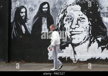 Su una parete in Twinbrook parte occidentale di Belfast, un bianco e nero murale di Bobby Sands e sciopero della fame è visto chiaramente senza alcuna menzione o graffitti per la morte dell ex primo ministro britannico Margaret Thatcher. Sands un volontario del provvisorio Esercito repubblicano irlandese e membro del parlamento britannico che morì in sciopero della fame mentre imprigionato nel carcere di HM Maze il 5 maggio 1981. Margaret Thatcher, allora primo ministro, aveva detto: "Come posso parlare con loro [i prigionieri] quando esse non hanno alcun supporto, alcun mandato?" Ma quando Bobby Sands è stato eletto dal popolo di Fermanagh e South T Foto Stock