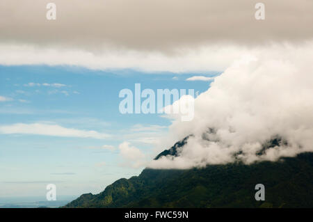 Mount Kinabalu velato da nuvole - Borneo Foto Stock