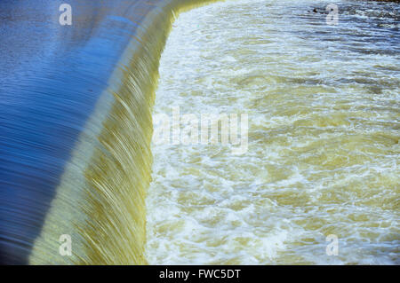 Correndo acqua versa su un Fox River dam in un turbinio di attività. South Elgin, Illinois, Stati Uniti d'America. Foto Stock