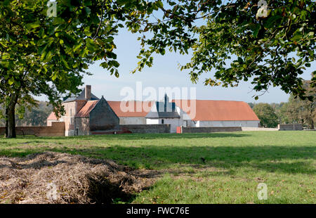 Château d'Hougoumont (originariamente Goumont) è una grande casa colonica situata al fondo di una scarpata vicino alla strada di Nivelles in Foto Stock