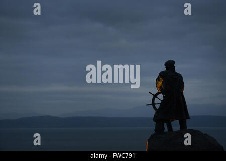 La statua in bronzo di lifeboatman Richard Evans che sta guardando il mare al Meolfre scialuppa di salvataggio centro, Anglesey, Galles. Foto Stock