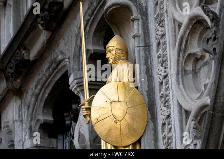 Guilded statue in pietra presso la Basilica del Sangue Sacro a Bruges, Belgio. Foto Stock