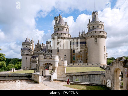 Il Château de Pierrefonds / Pierrefonds Castle è situato nel comune di Pierrefonds nel dipartimento Oise (Piccardia). Foto Stock