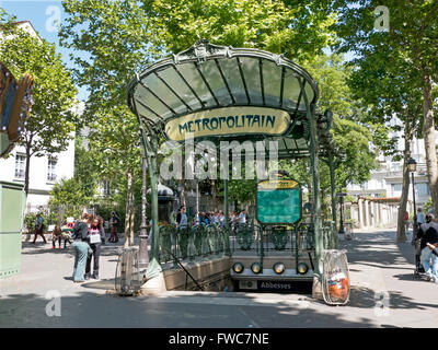 Un baldacchino conservato Art Nouveau entrata della metropolitana progettato da Hector Guimard, Place des Abbesses, Montmartre, Paris, Francia. Foto Stock