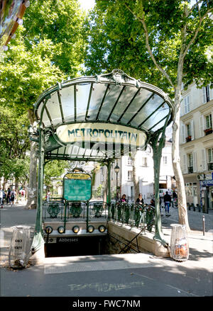 Un baldacchino conservato Art Nouveau entrata della metropolitana progettato da Hector Guimard, Place des Abbesses, Montmartre, Paris, Francia. Foto Stock