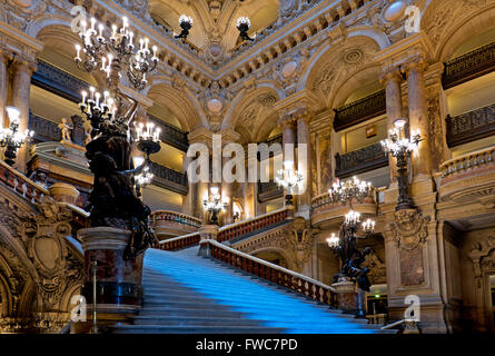 Scala al Opéra National de Paris Garnier di Parigi, Francia. Disegnato da Charles Garnier per Napoleone III nel 1862. Foto Stock