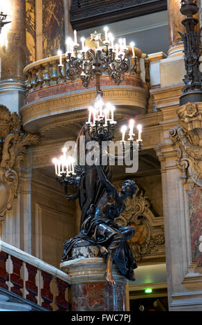 Statua al Opéra National de Paris Garnier di Parigi, Francia. Foto Stock