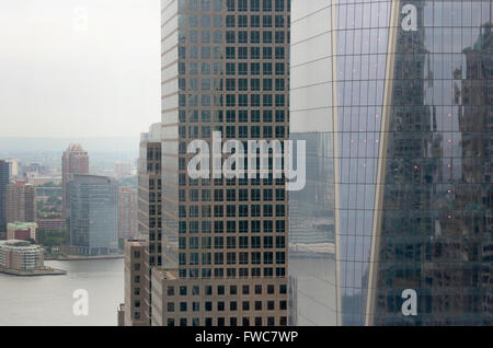 One World Trade Center formalmente noto come Torre di libertà (a destra) e il fiume Hudson, Manhattan, New York City, Stati Uniti d'America Foto Stock