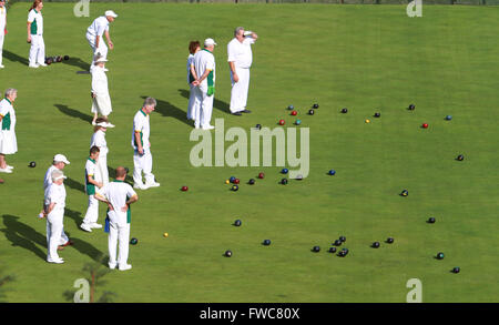 Persone che giocano a bowling in segale, East Sussex, Regno Unito Foto Stock