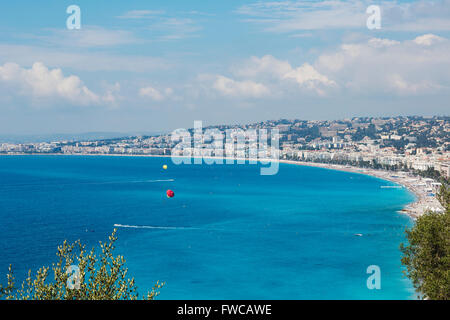 Nizza Costa Azzurra, Cote d'Azur, in Francia. La spiaggia e la Promenade des Anglais impostato nelle baie (Bay) des Anges Foto Stock