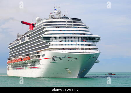 La maestosa nave da crociera Carnival Magic di Carnival Cruise Line arriva a Key West, Florida, Stati Uniti d'America Foto Stock