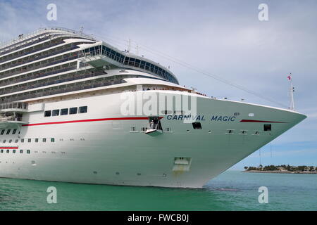 La maestosa nave da crociera Carnival Magic di Carnival Cruise Line arriva a Key West, Florida, Stati Uniti d'America Foto Stock