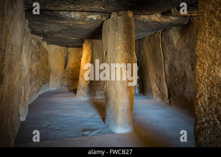 Antequera, provincia di Malaga, Andalusia, Spagna meridionale. La Menga Dolmen. Interno. Foto Stock