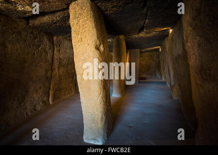 Antequera, provincia di Malaga, Andalusia, Spagna meridionale. la menga dolmen. interno. Foto Stock