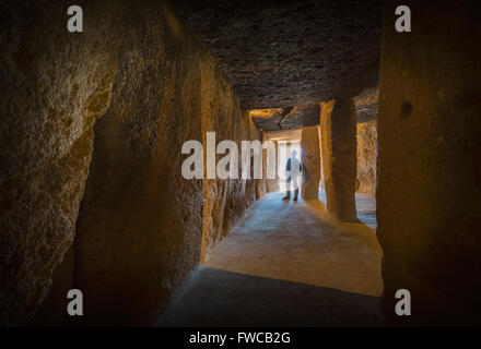 Antequera, provincia di Malaga, Andalusia, Spagna meridionale. la menga dolmen. interno. Foto Stock