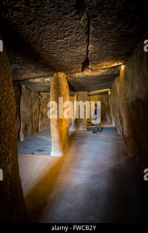 Antequera, provincia di Malaga, Andalusia, Spagna meridionale. la menga dolmen. interno. Foto Stock