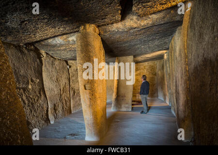 Antequera, provincia di Malaga, Andalusia, Spagna meridionale. la menga dolmen. interno. Foto Stock