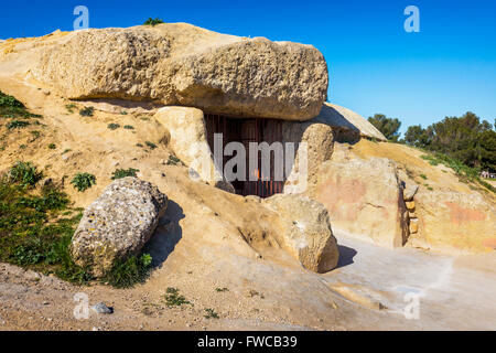 Antequera, provincia di Malaga, Andalusia, Spagna meridionale. Ingresso al la menga dolmen. Foto Stock