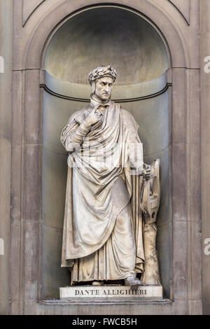 Firenze, Provincia di Firenze, Toscana, Italia. Statua nel piazzale degli Uffizi del poeta fiorentino duranti degli Alighieri, noto Foto Stock