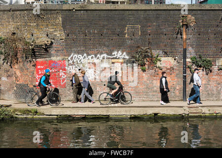 La gente camminare lungo il Regent's Canal alzaia in London King's Cross district, England, Regno Unito Foto Stock