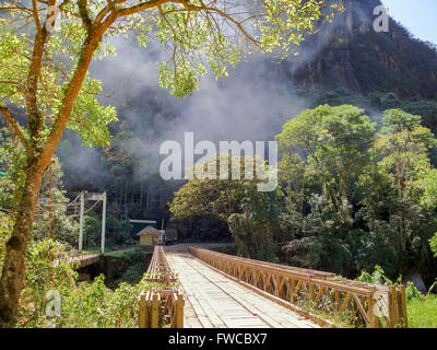 Ponte di legno nei pressi di Machu Picchu, una antica città Inka nelle Ande situato in Perù (Sud America) Foto Stock