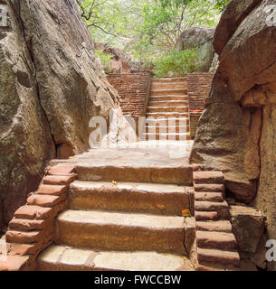 Sunny impressione circa Sigiriya, un antico palazzo situato nel centrale quartiere di Matale nello Sri Lanka Foto Stock