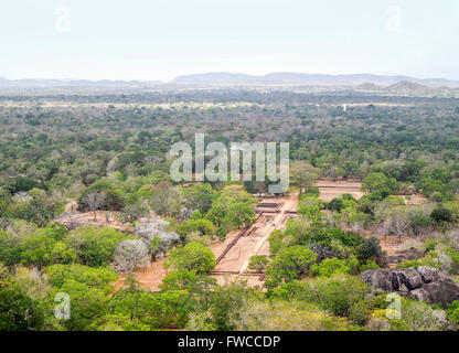 Sunny ad alto angolo di visione intorno a Sigiriya, un antico palazzo situato nel centrale quartiere di Matale nello Sri Lanka Foto Stock