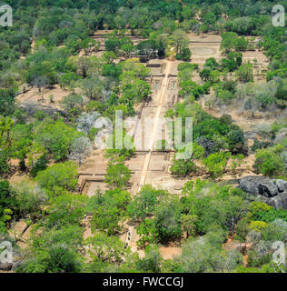 Sunny ad alto angolo di visione intorno a Sigiriya, un antico palazzo situato nel centrale quartiere di Matale nello Sri Lanka Foto Stock