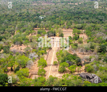 Sunny ad alto angolo di visione intorno a Sigiriya, un antico palazzo situato nel centrale quartiere di Matale nello Sri Lanka Foto Stock