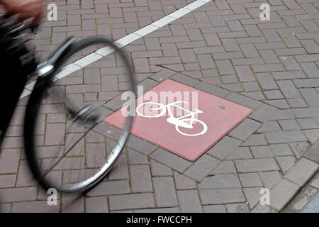Una bicicletta su una pista ciclabile a Amsterdam, Paesi Bassi. Foto Stock