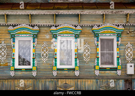 Finestra intagliata nel vecchio legno russo country house Foto Stock