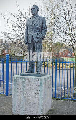 Statua di Sir Alf Ramsey fuori Ipswich Town Football Club in Portman Road,Ipswich,Suffolk, Regno Unito. Egli è stato direttore di questo club Foto Stock