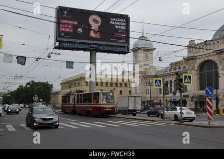 Il tram sul percorso 16 nel traffico misto a Zagorodny prospettiva fermarsi al Vitebsky Stazione ferroviaria fermano Foto Stock