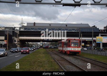 Trama al Prospekt Ispytateley segregazione, in esecuzione sotto il centro commerciale il cavalcavia Foto Stock